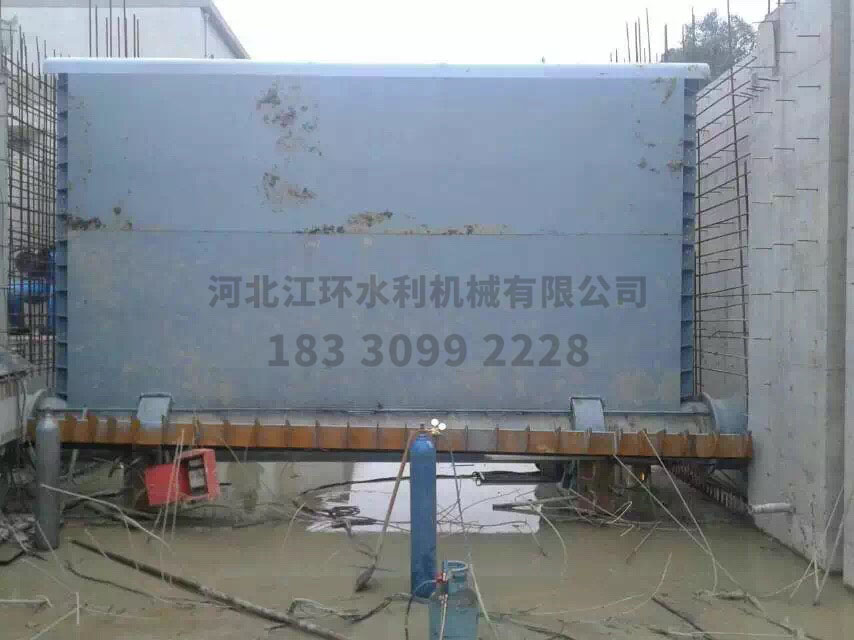 鋼壩啟閉機安裝現(xiàn)場