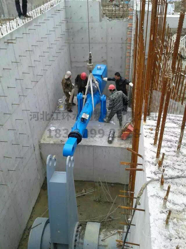 鋼壩液壓啟閉機安裝現(xiàn)場