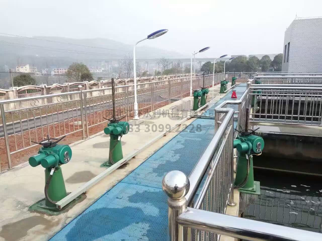 湖北自來(lái)水廠手電兩用啟閉機(jī)鑄鐵鑲銅閘門安裝案例